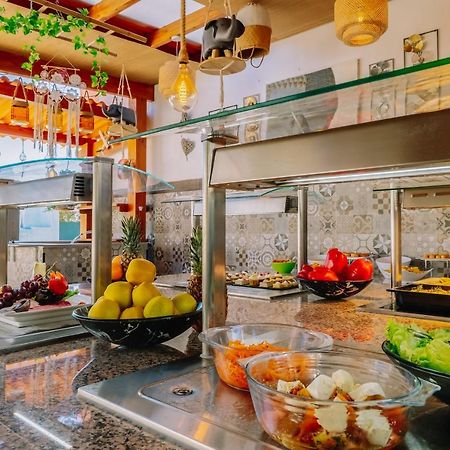 Grand Muthu Forte Da Oura Albufeira Exterior photo A buffet at a hotel