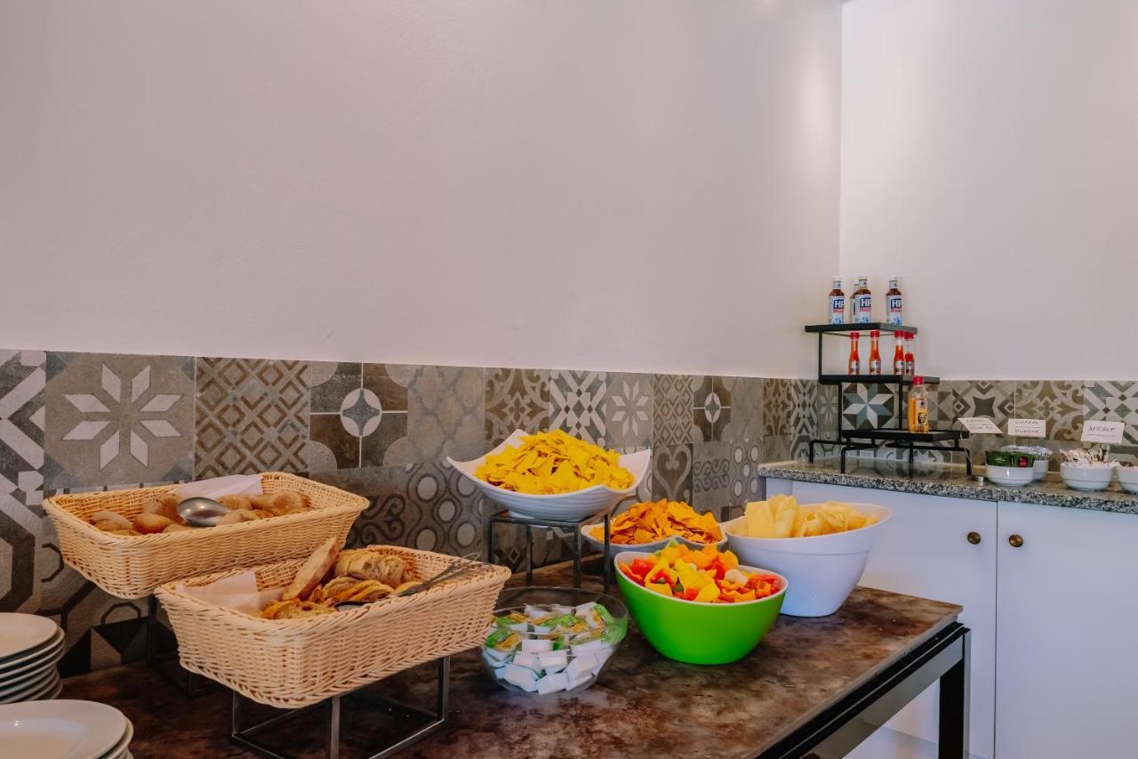 Grand Muthu Forte Da Oura Albufeira Exterior photo A buffet at a party