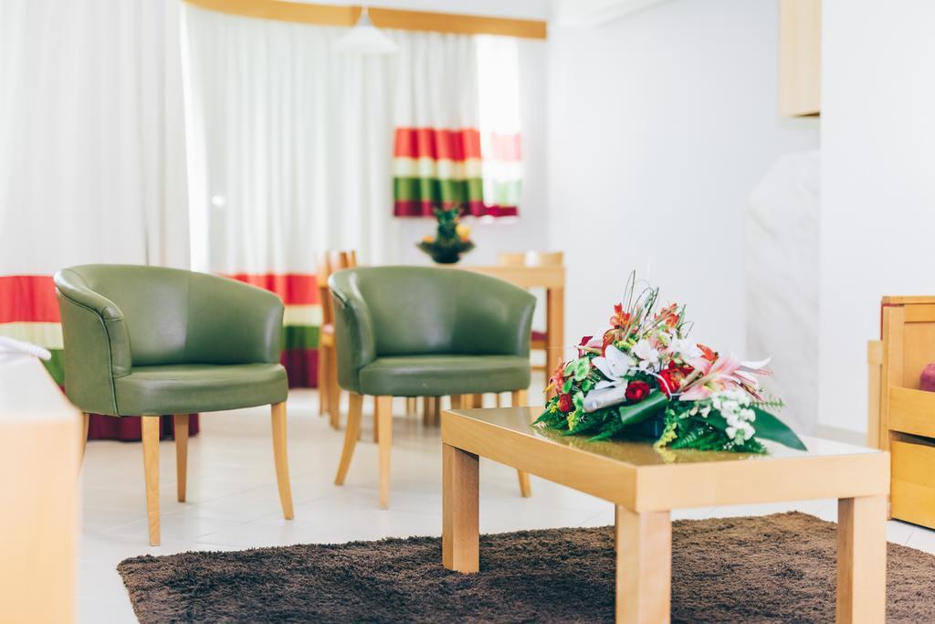Grand Muthu Forte Da Oura Albufeira Exterior photo A waiting room at a German hospital